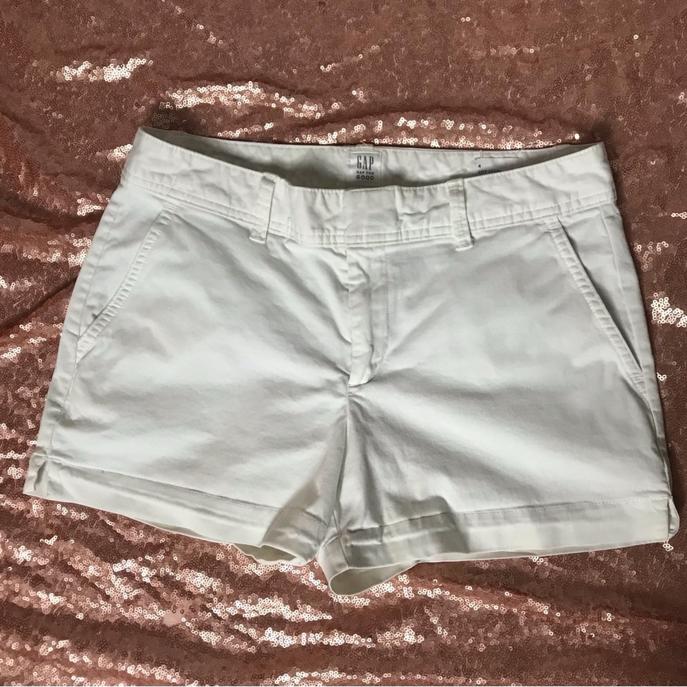 GAP city shorts in size 4. White. See measurements in pictures